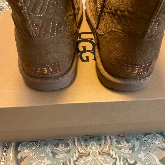 NWT UGG Classic II Graphic Boots Kids Sz 6 - Picture 12 of 16